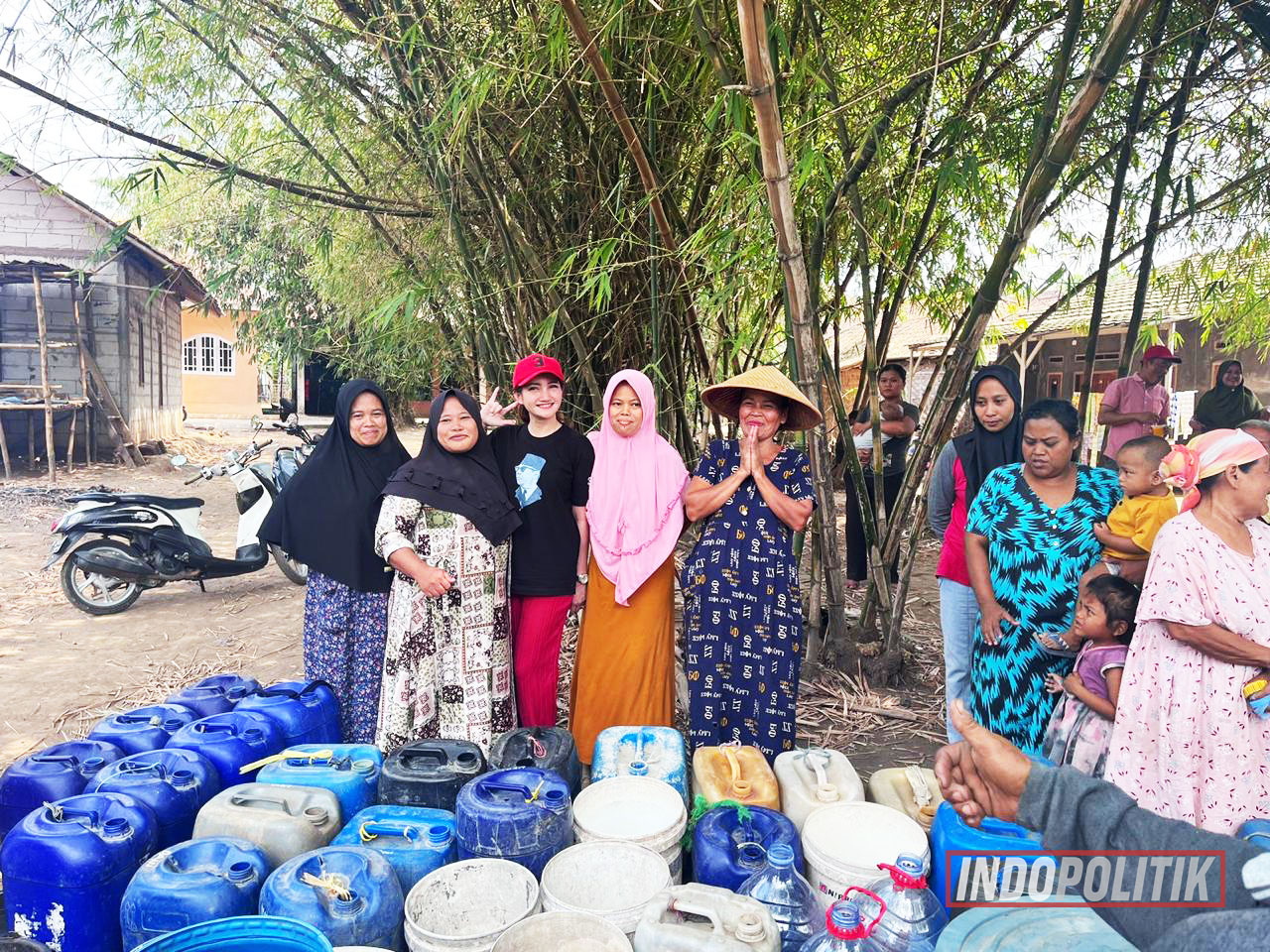 Bacaleg DPRD Kab. Bekasi Dapil 1 Savira Ayu Arsita Bagikan Air Bersih di Kab. Bekasi