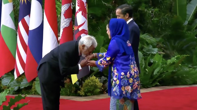 PM Timor Leste Xanana Cium Tangan Iriana Jokowi Tiba di KTT ASEAN 2023