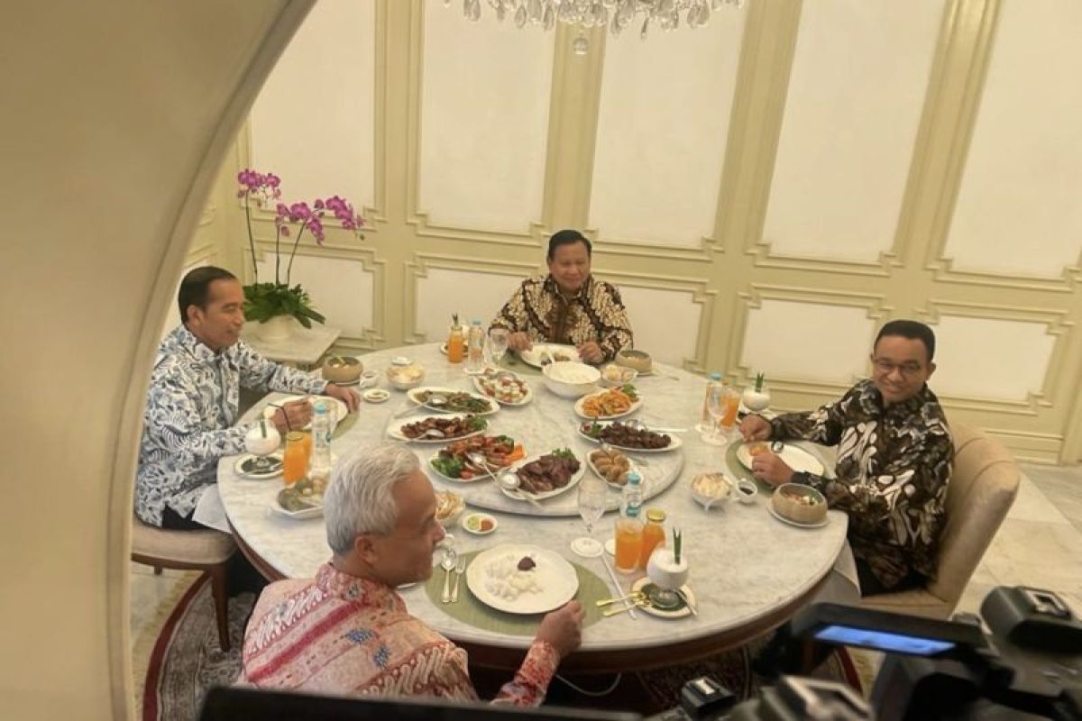 Jokowi makan siang dengan tiga akan datang capres pada Istana Merdeka