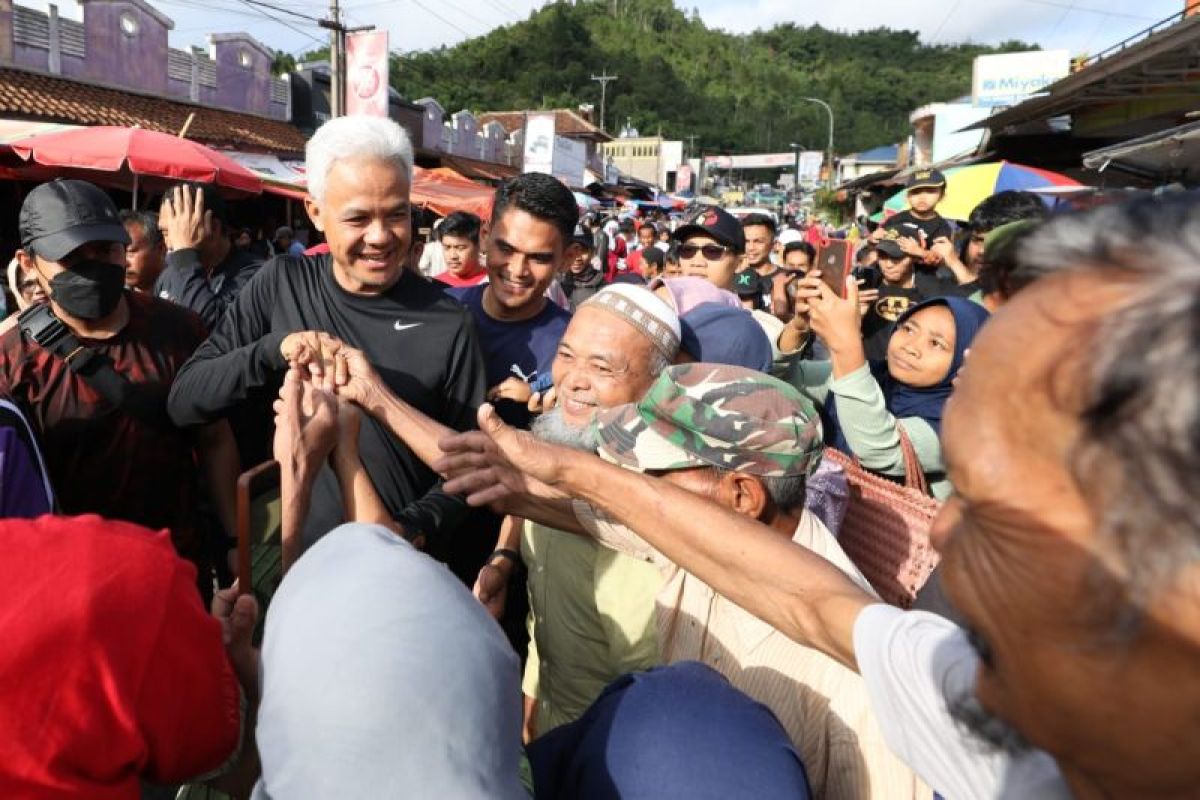 Ganjar mulai hari kampanye ke-50 dengan olah raga pagi di dalam Banjarnegara